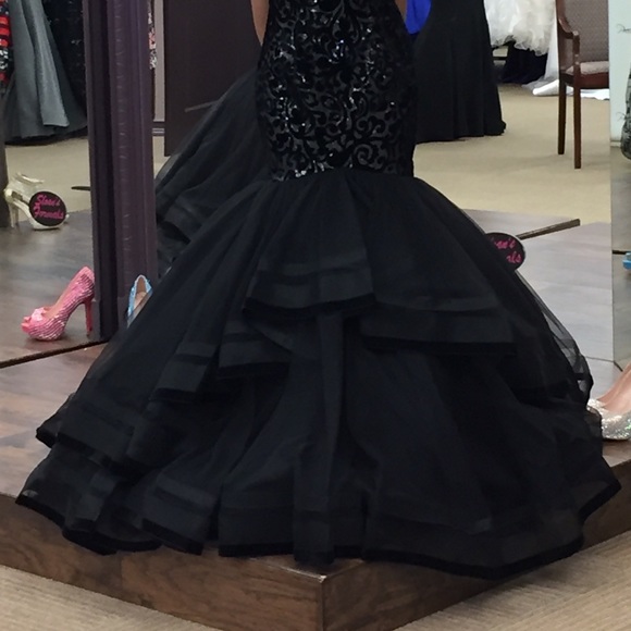 NEVER WORN Prom Dress - Picture 3 of 3